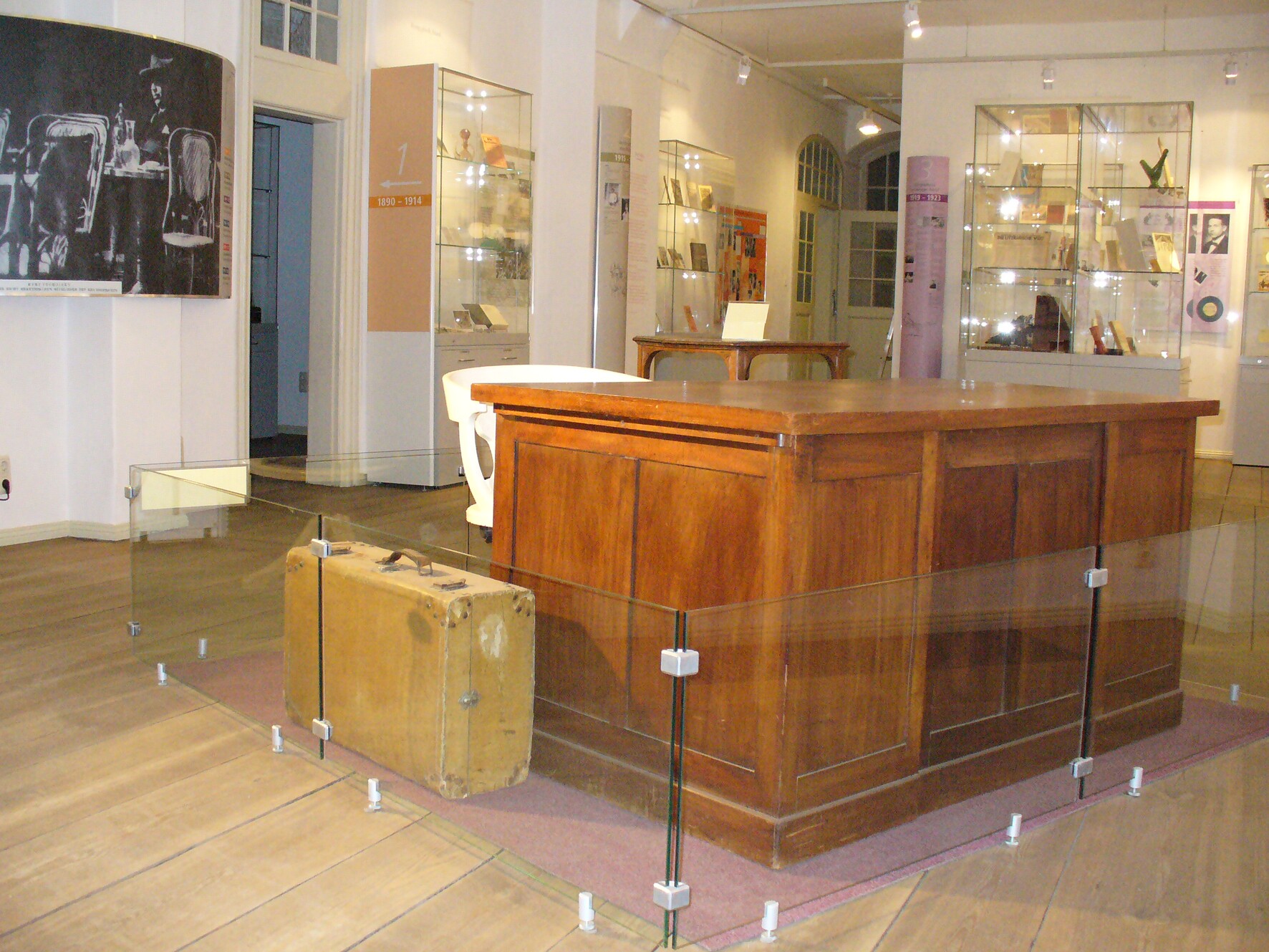 Schreibtisch und Koffer in der Ausstellung (KTL, CC BY-NC-SA)