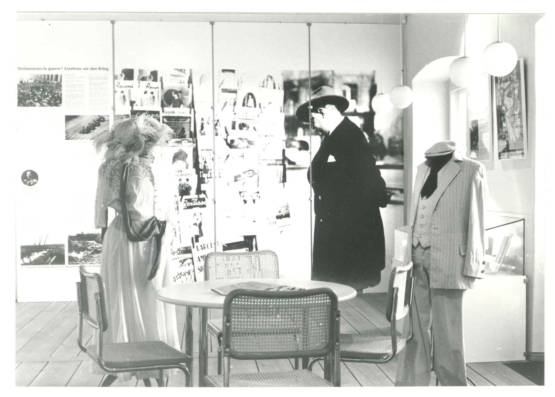 Links: Blick in die neue Ausstellung 1993, rechts: Lesung im Museum (KTL, CC BY-NC-SA)
