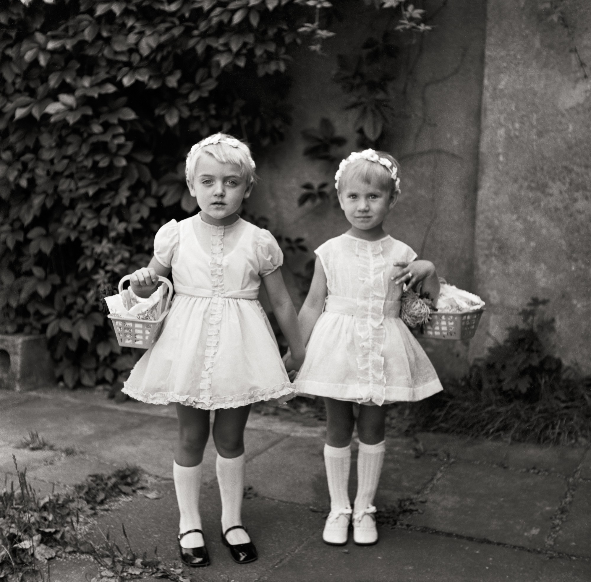 Die Blumenmädchen Liane Senkpiel und Sabine Lemke geb. Lehmann (rechts) 1968 auf einer Hochzeit in Müllrose. Das gelbe Körbchen hat Frau Lehmann bis zum heutigen Tage aufgehoben