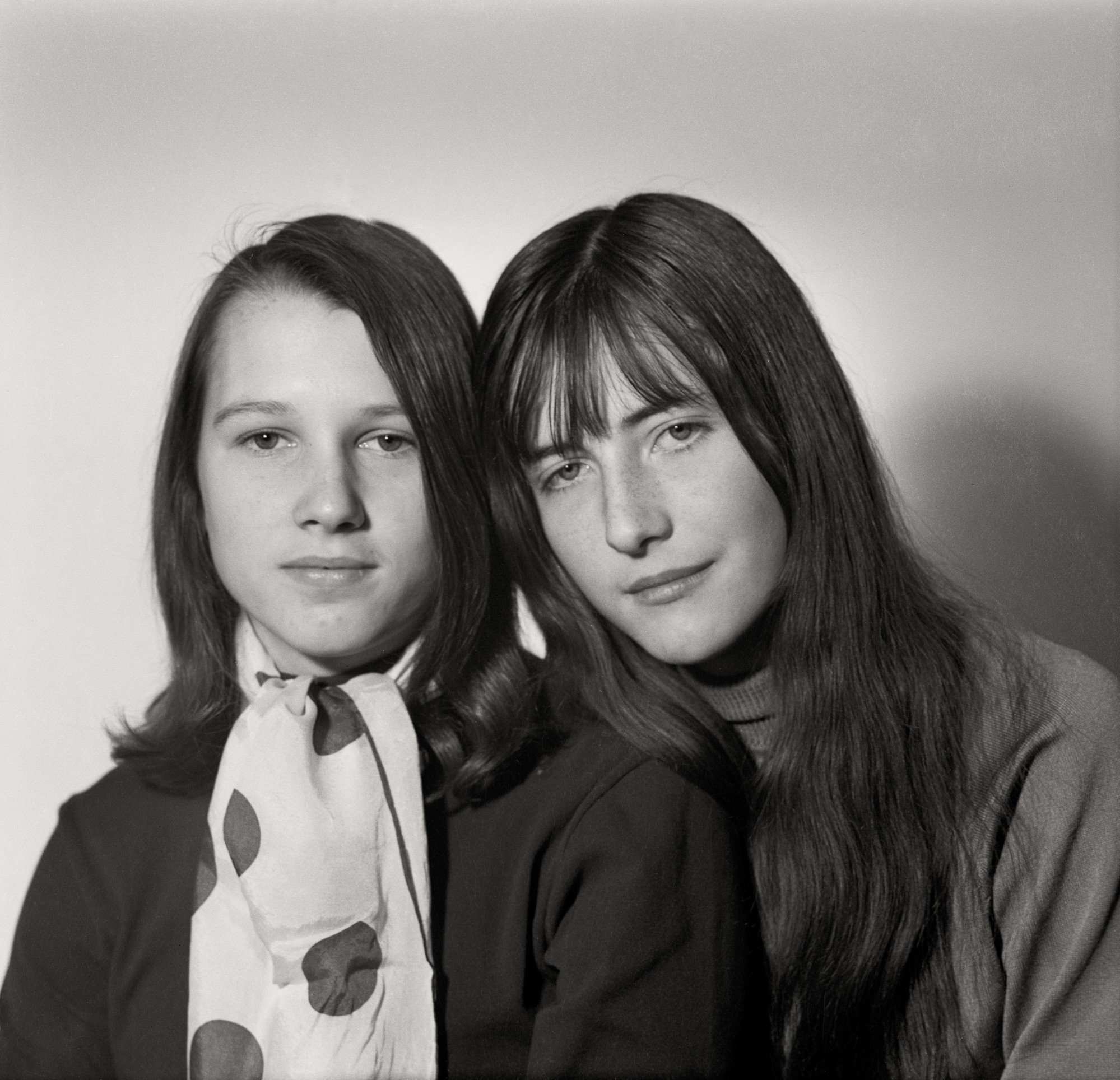Doppelporträt von Sylivia Schulpig (links) sowie Sylivia Kersten und von Claudia und Iris Blume im Atelier, 1971 und 1968