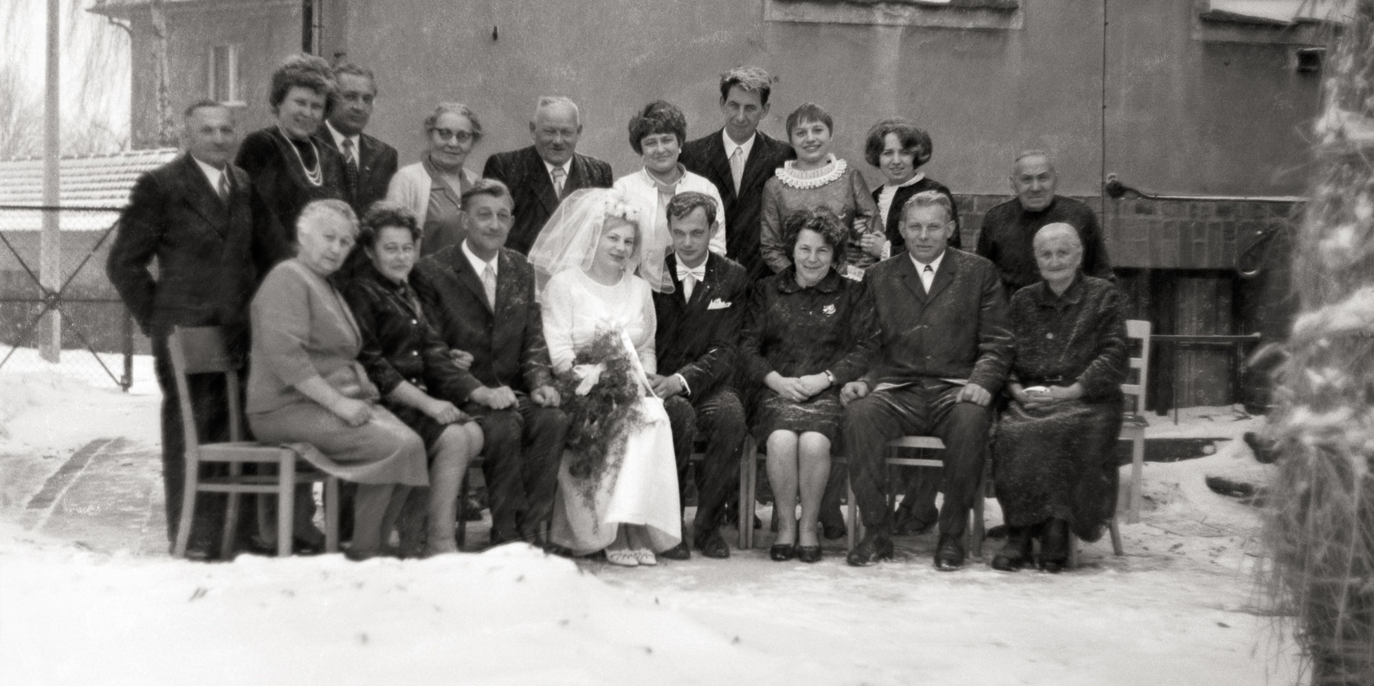 Hochzeitsgesellschaft von Helga und Hans-Georg Lehmann in heftigem Schneefall, 1969