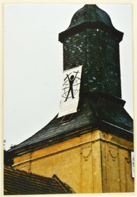 Transparent am Turm der Köritzer Kirche: Mann vor Weltkugel